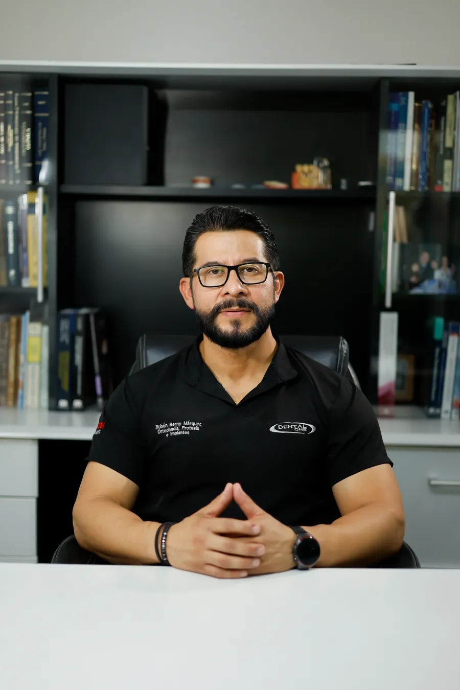 El especialista de Dental One en su consultorio