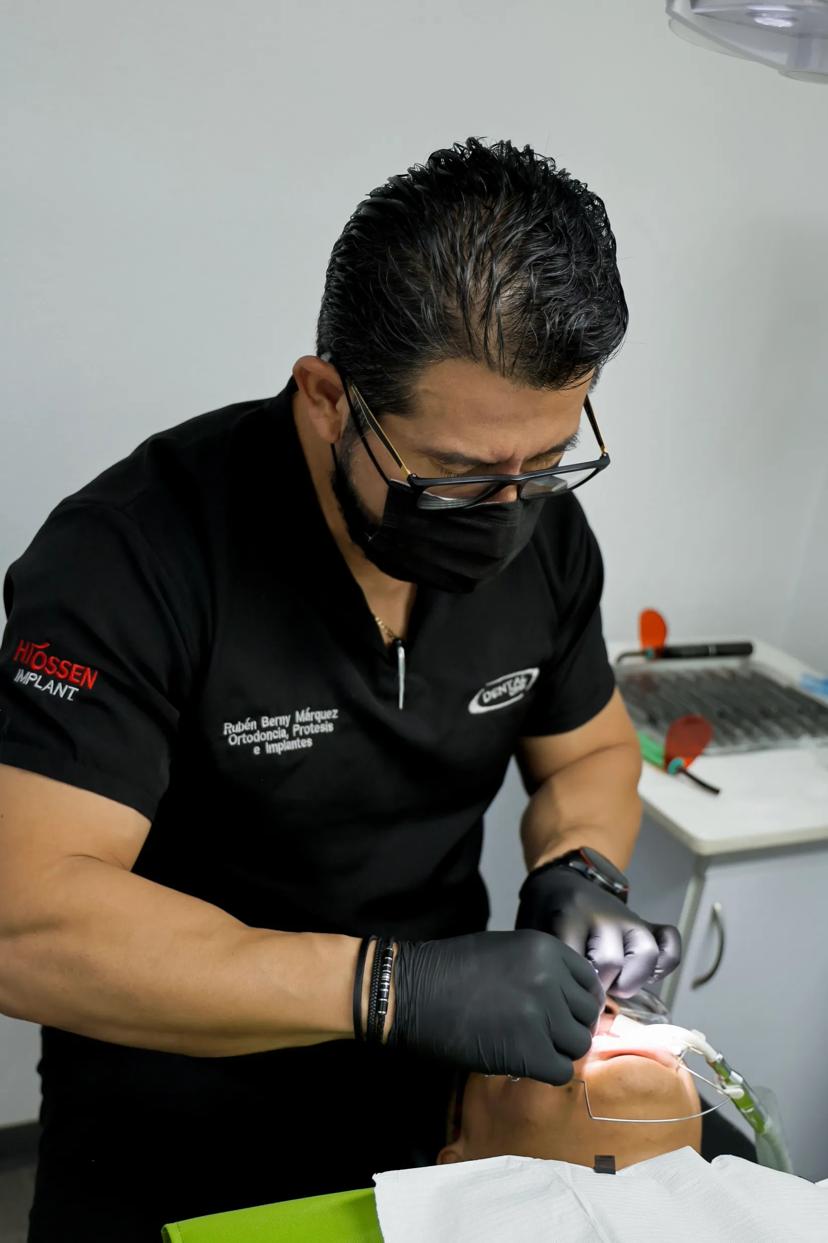 Especialista de Dental One durante un tratamiento